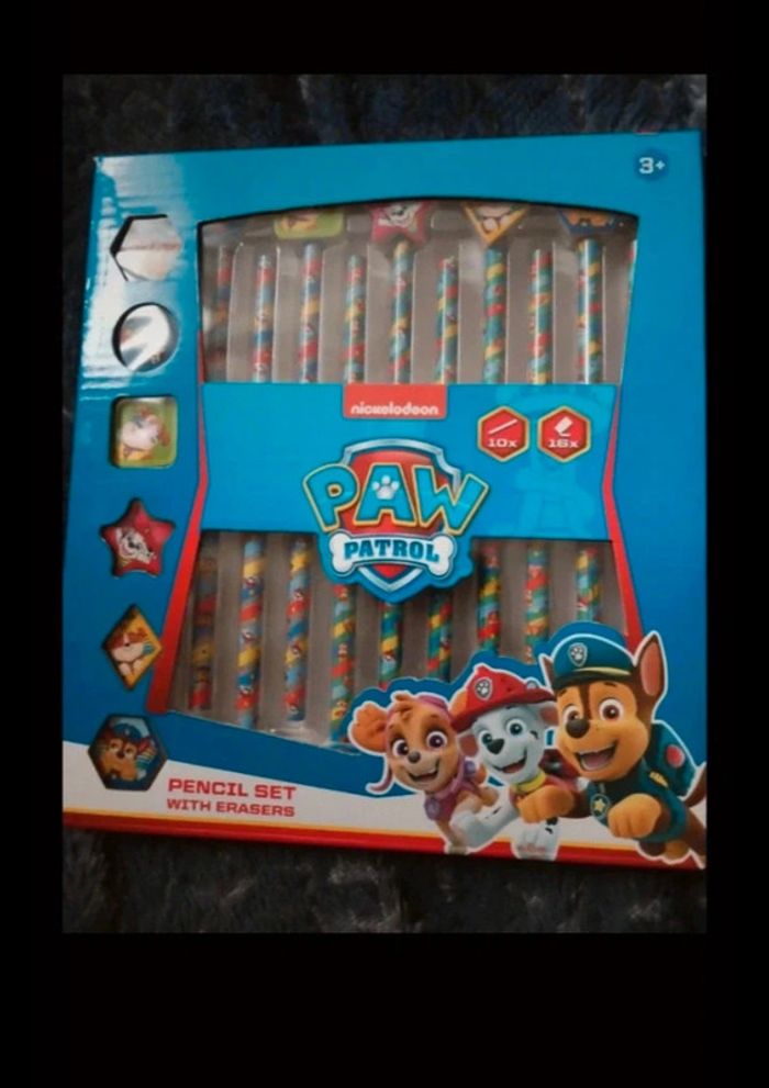 10 crayons de couleurs et 10 gommes. Paw patrol