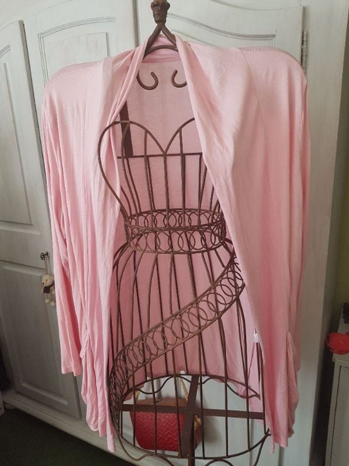 Gilet femme rose. avec poches. Taille 2. L 70 cm