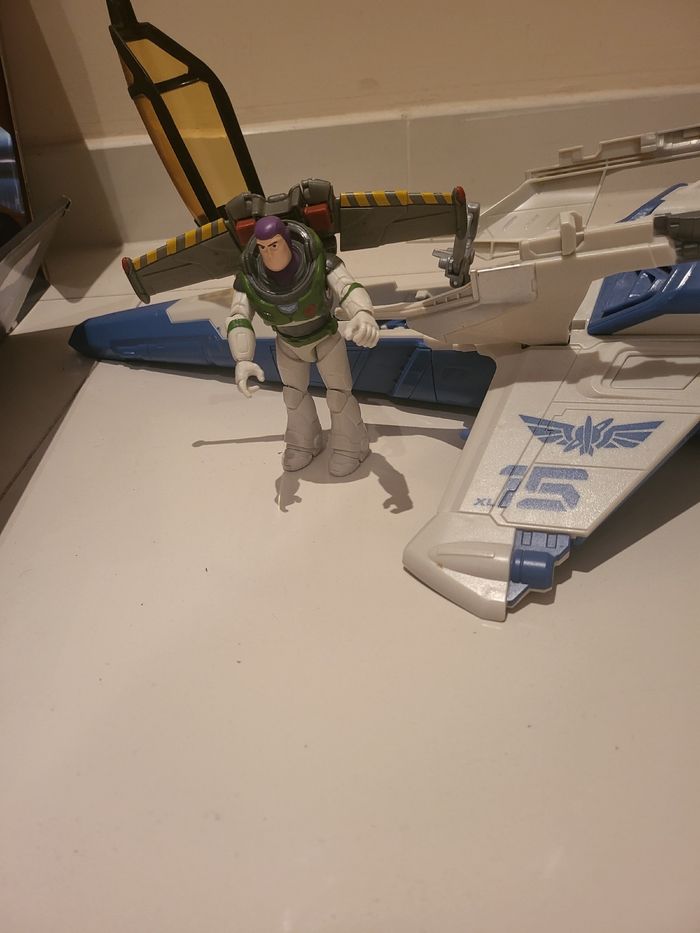 Grand vaisseau Buzz l’Éclair et figurine - photo numéro 9