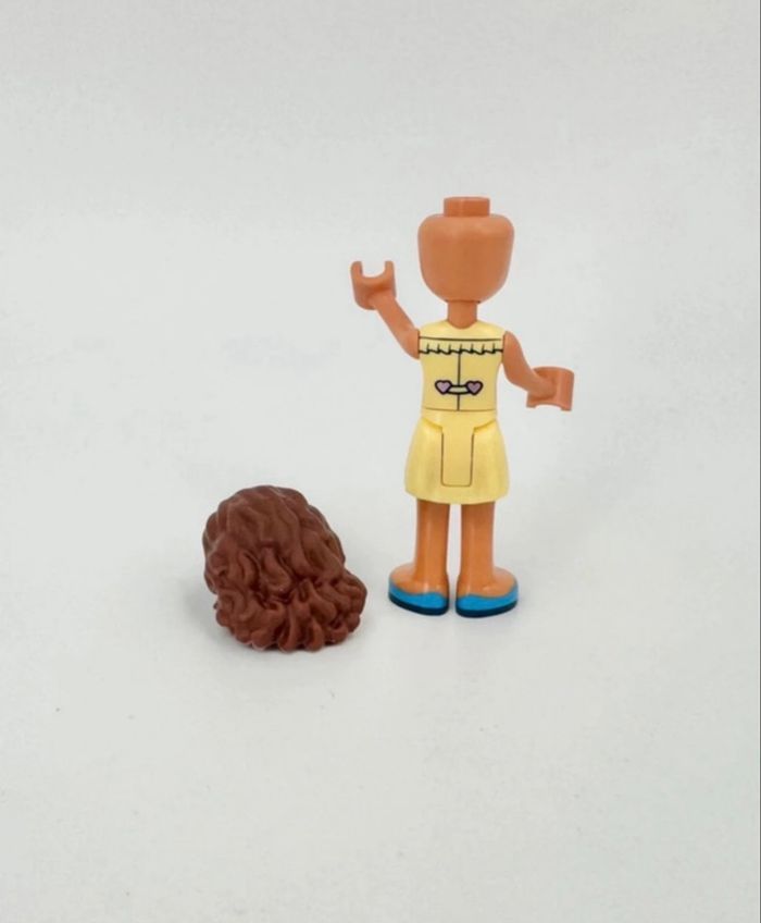 Lego Figurines Friends : Olivia en robe jaune aux boutons en forme de Cœurs - photo numéro 4