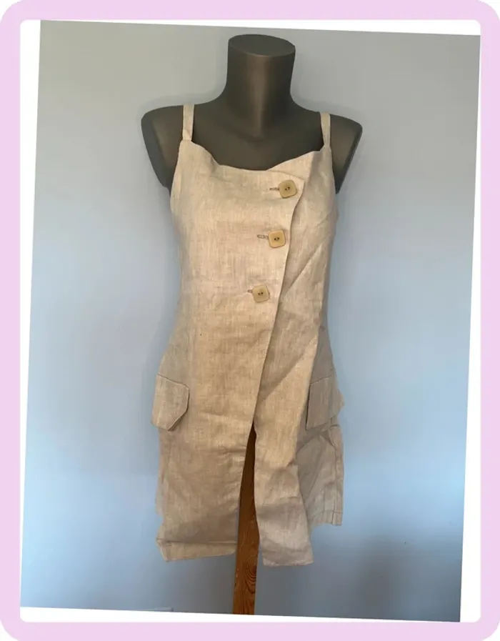 🌿 Débardeur Consequent – Taille 38 – Gris, coupe longue, 3 boutons frontaux 🌿