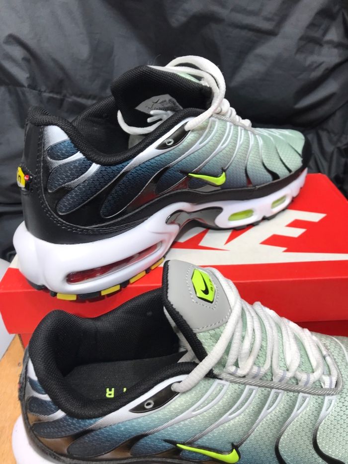 Tn vert jamais porté taille 45 - photo numéro 4