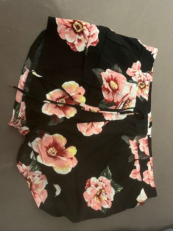 Short noir à fleurs