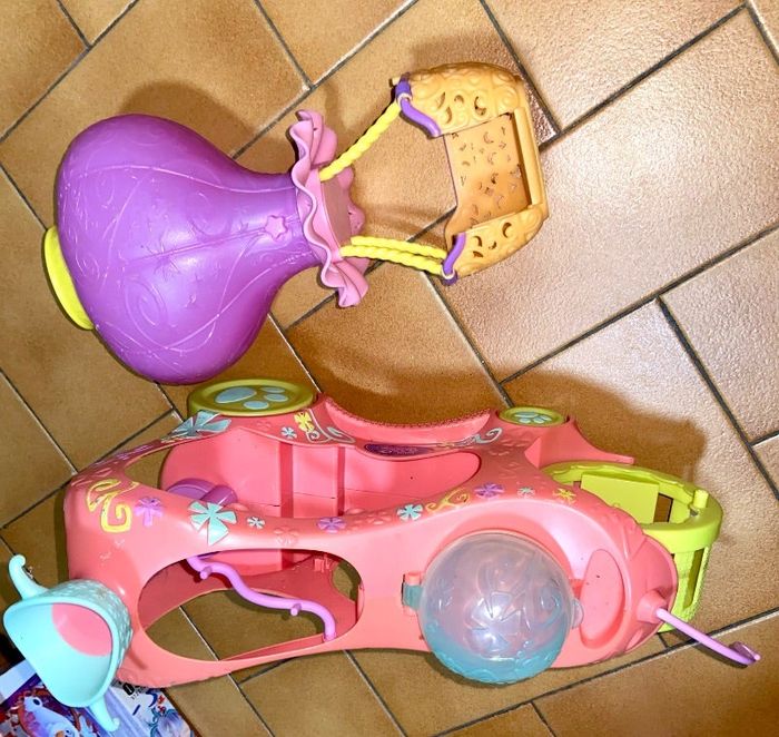 Montgolfière fait de la musique et maison roulante petshop