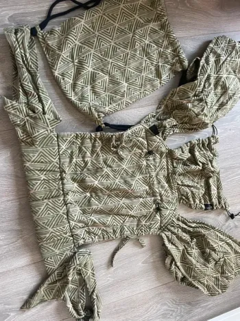 Portage Meitai de la marque Neko Nekoslings modèle Neko Tai taille Baby Size  coloris Cedar