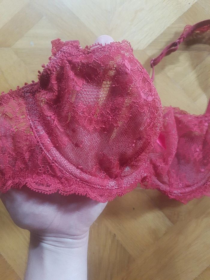 Soutien gorge rouge - photo numéro 2