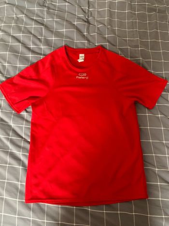 Tee shirt sport kalenji rouge taille XS mais plutot S