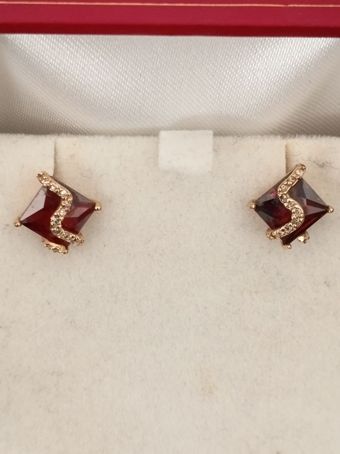 Boucles d'oreilles plaqué or.