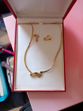 Parure dorée collier boucles d'oreilles avec saphir