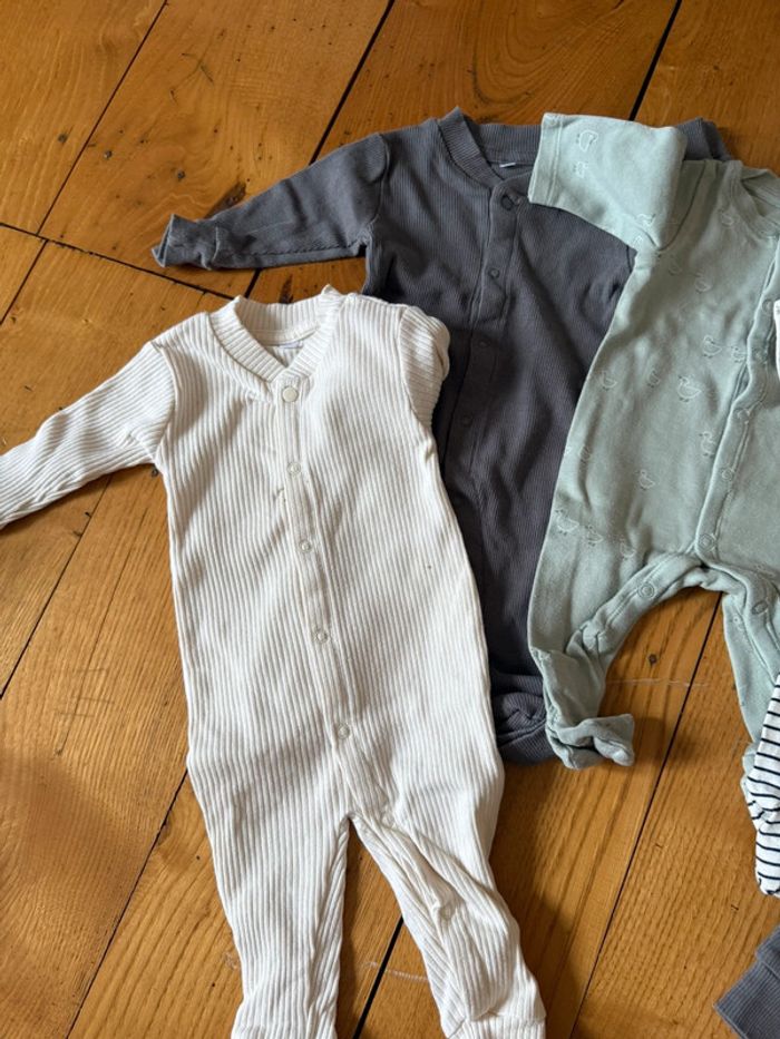Lot de 5 pyjamas en très bon état taille 1 mois - photo numéro 2
