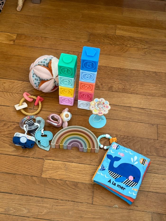 Lot de jouets bébé