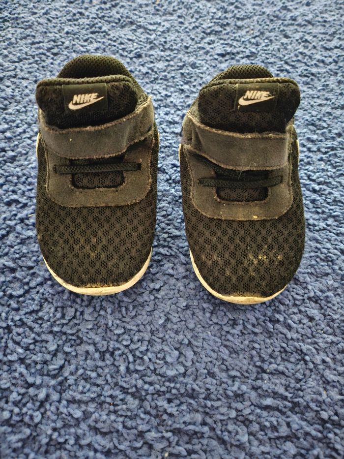 Baskets Nike  taille 22 - photo numéro 2