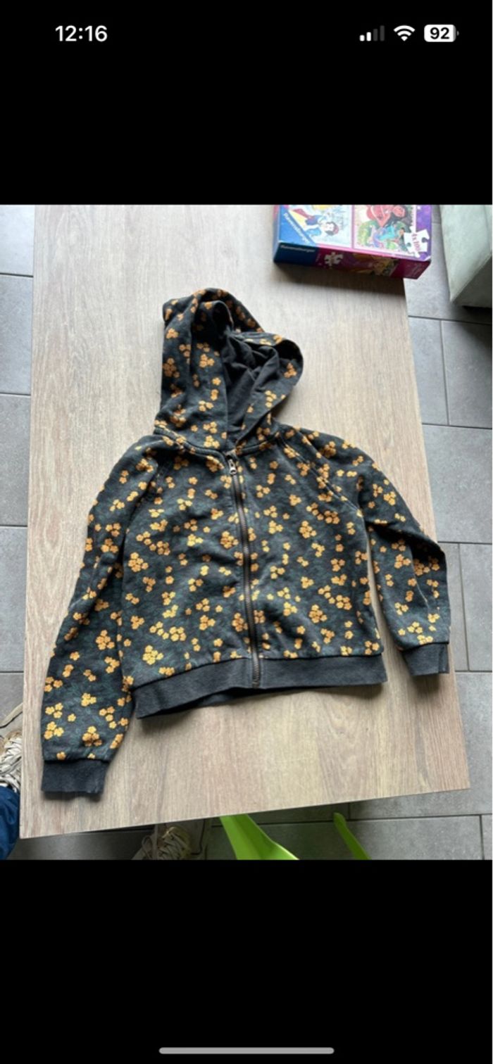 Veste à zip et capuche gris foncé et fleurs jaune 10 ans - photo numéro 3