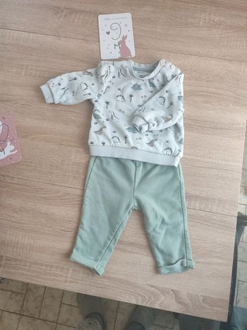 Ensemble sweat et pantalon taille 9 mois.