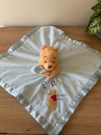Doudou plat Winnie bleu bord satin snuggle Time Disney store