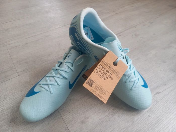 Crampons Nike neuf - photo numéro 5