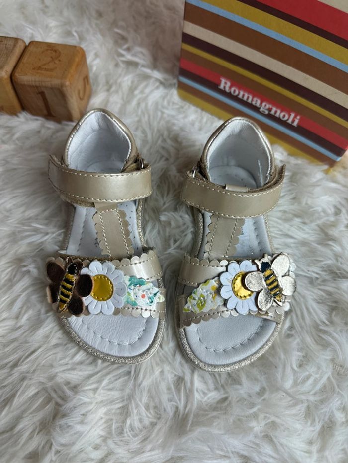 Paire de sandales fleurs Romagnoli taille 21 - photo numéro 3