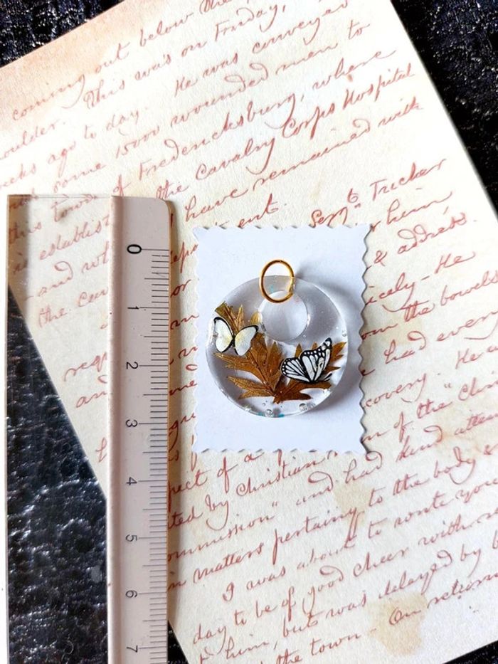 magnifique pendentif en résine avec petits papillons blanc et noir - photo numéro 2