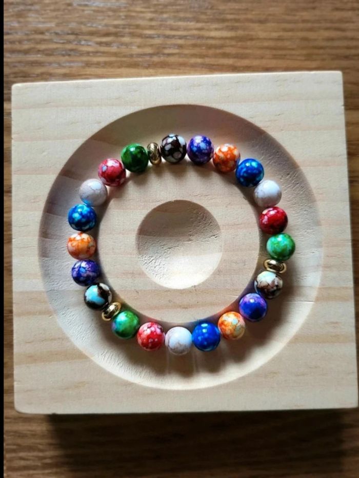 Bracelet perles marbrées multicolores – style bohème chic – anneaux dorés – élastique - photo numéro 2