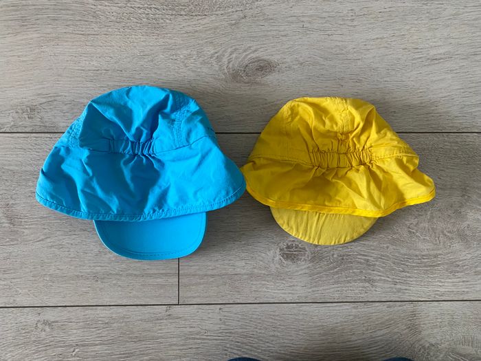 2 Casquettes garçon avec protège-nuque (6-12 mois) - photo numéro 2