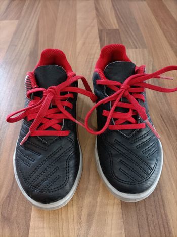 Chaussures de foot crampons kipsta 27 noir et rouge