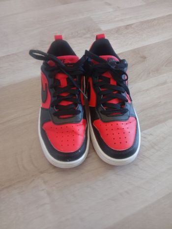 Nike rouge et noire 35
