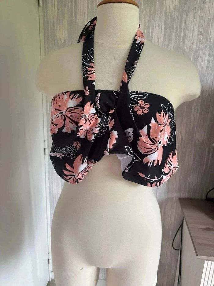 Haut de maillot de bain fleurie taille 46•