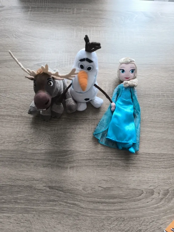 Lot de 3 peluches la reine des neiges