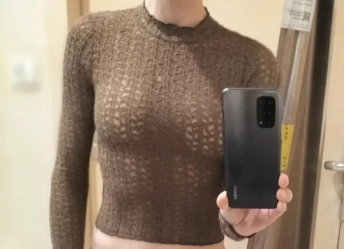 Top court / crop top en dentelle marron-taupe - photo numéro 4