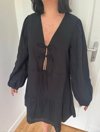 Robe noire à petits noeuds