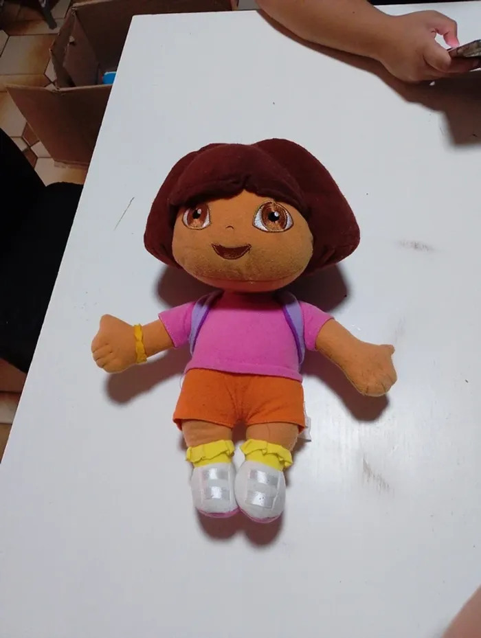 Peluche dora l'exploratrice
