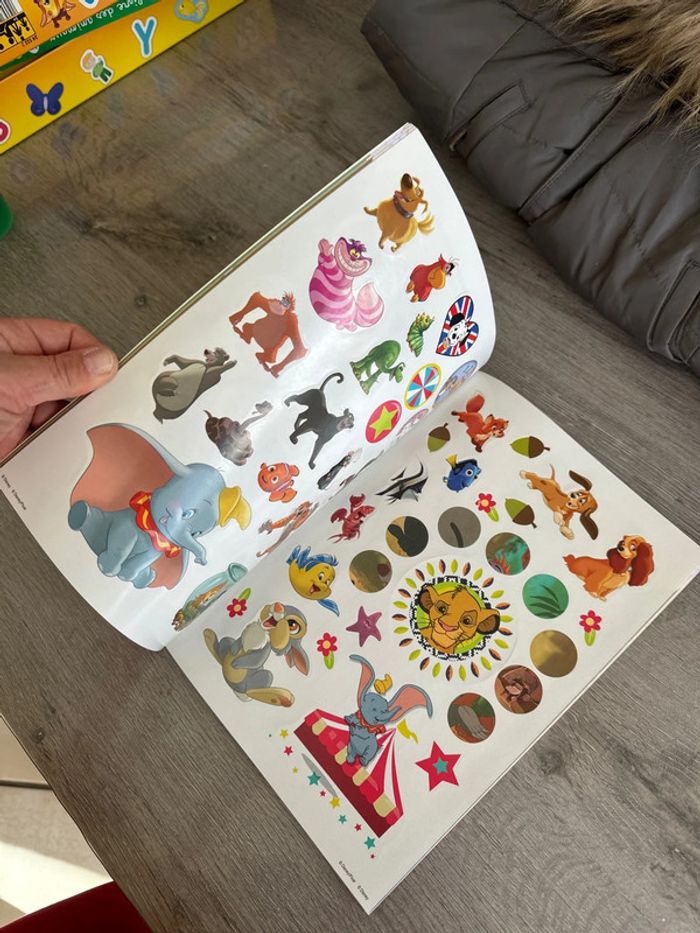 Livre d'activités et de coloriage avec stickers Disney - photo numéro 5