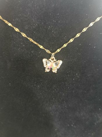 Collier doré motif papillon 