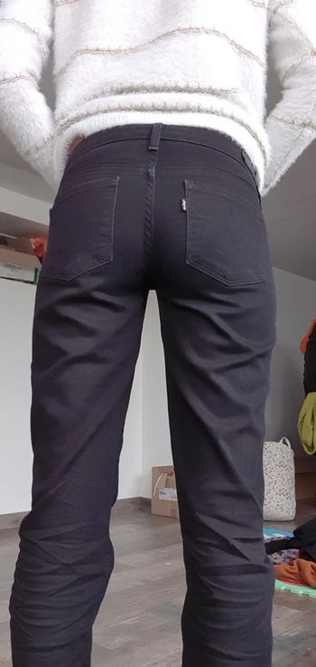 Jean Levi's 27 slight curve modern rise straight w27 l32 taille 38 en très bon état comme neuf