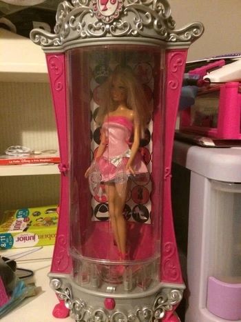 Barbie et son armoire + rechange