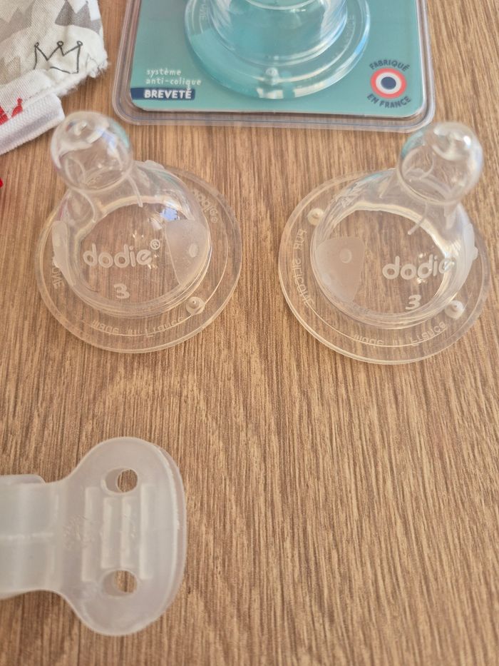 Lot biberons 150 ml + tétines + attache tétine + bavoir + biberons médicament - photo numéro 3