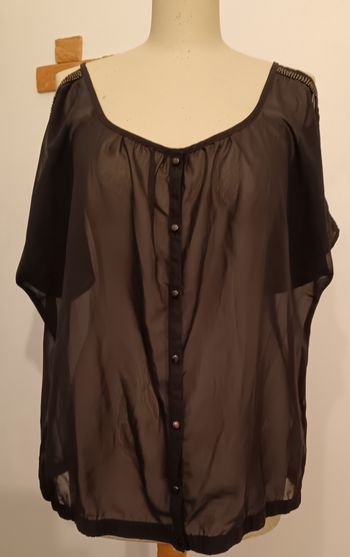 Chemise épaule dénudée transparente.