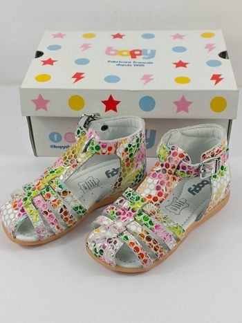 Sandale fille taille 22 de marque bopy
Matière cuir avec voûte plantaire 
Fermeture par boucle