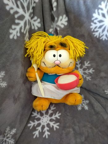 Peluche Garfield cheveux et repas