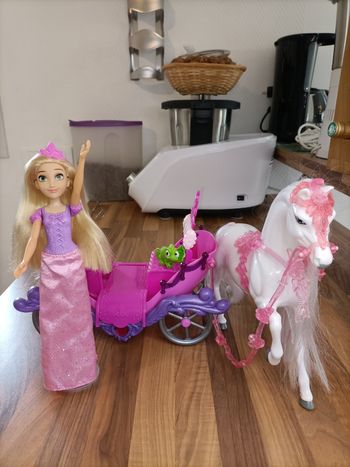 Carrosse rose avec cheval et Raiponce