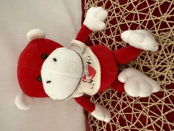 doudou singe rouge , blanc