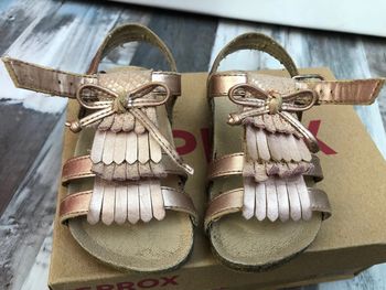 Très jolies sandales roses gold taille 21