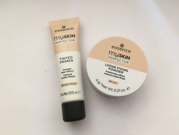 Base de teint et poudre floutantes Essence neuves