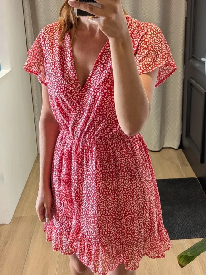 Robe rouge à fleurs