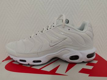 Nike air Max plus taille 43 Neuf avec étiquettes et emballage.