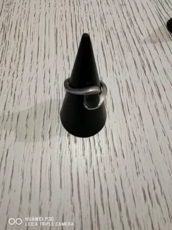 Bague avec pierre kaki