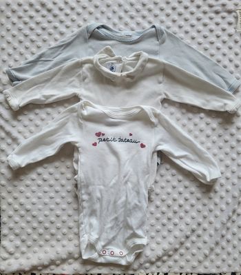 Lot 3 bodies Petit Bateau – 6 mois – Mixte