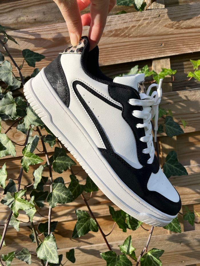 Baskets blanches noires et léopard