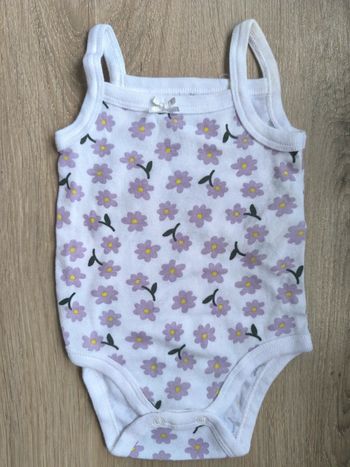 🌸 Body à bretelles Kiabi – 3 mois – Blanc & fleurs violettes 💜