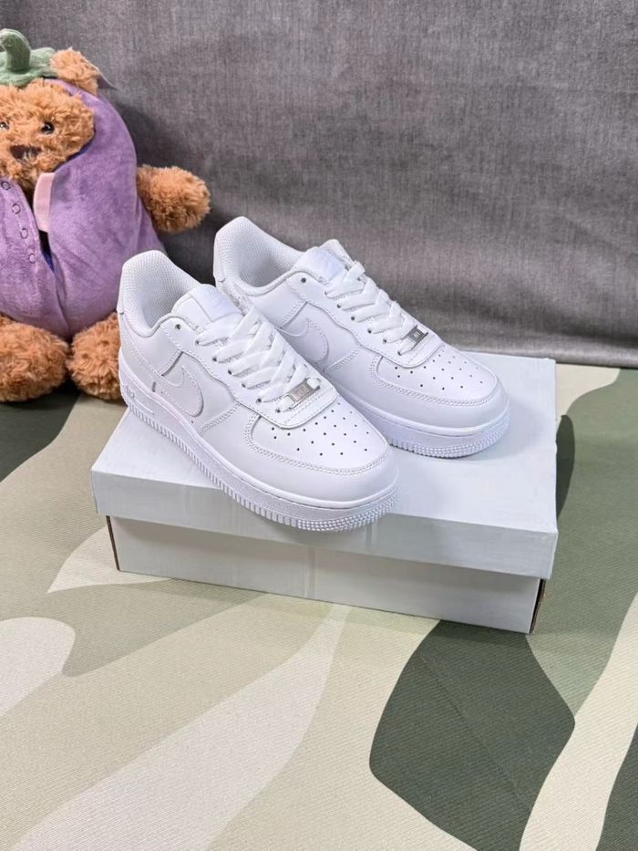 Nouveau Nike Air Force 1 Low Blanc Taille 40